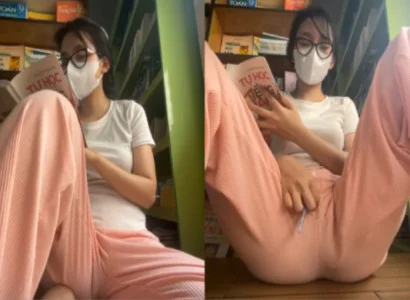 Bé vừa đọc sách vừa chơi sextoy trong lồn