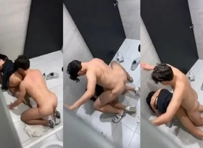 Cả hai người quan hệ nhau trong WC quán bar